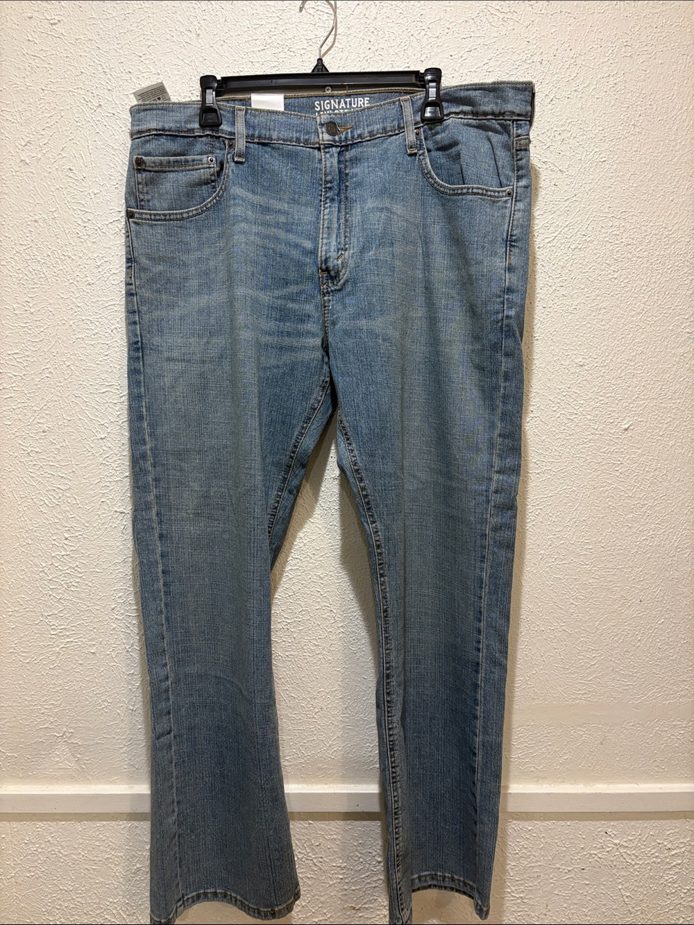 Signature Men’s Light Wash Relaxed Fit Jeans